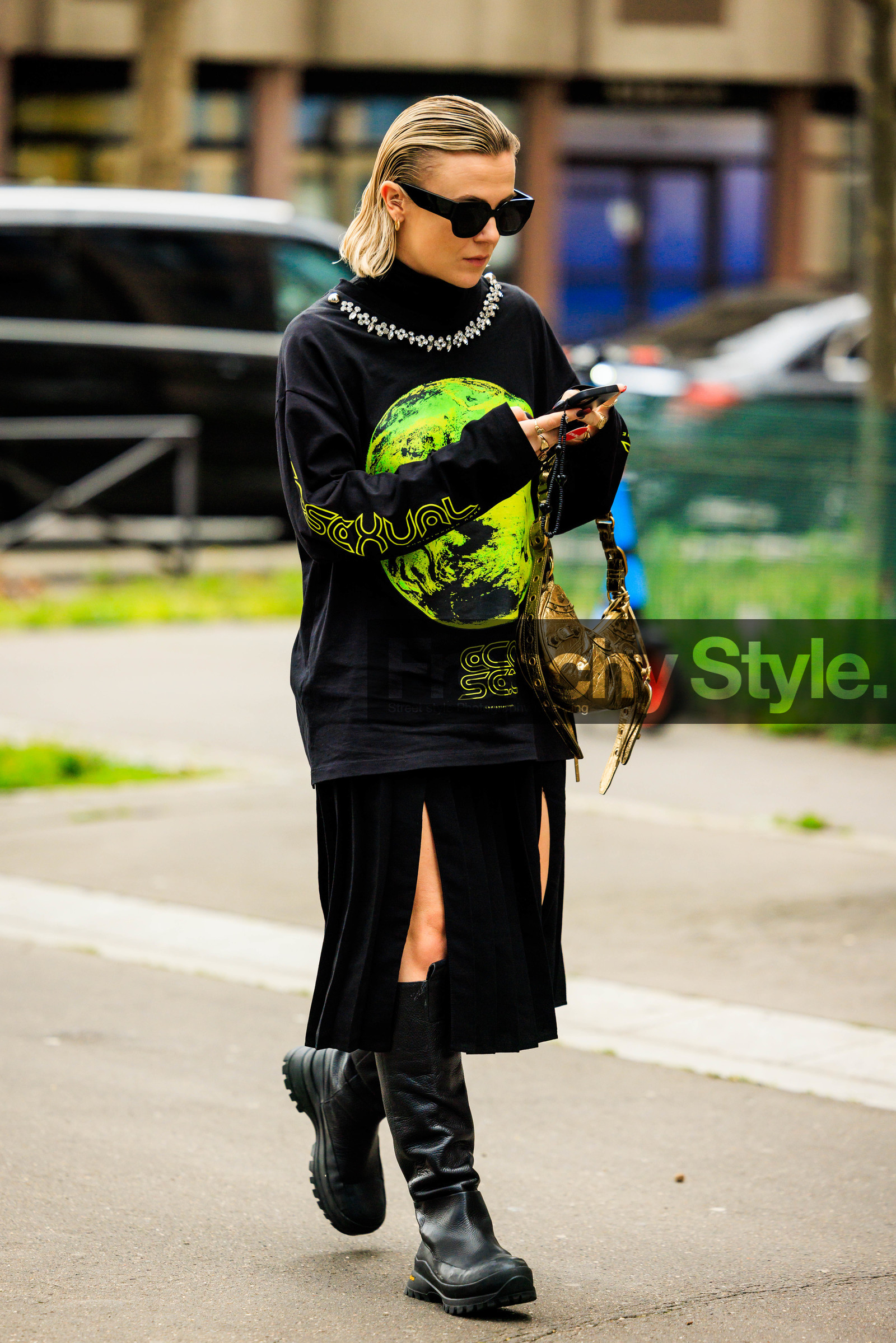 black look, black sunglasses, black sweatshirt, printed sweatshirt, midi skirt, black skirt, black boots, leather boots, golden bag, cagoule handbag, balenciaga bag, mini bag, street style, jonathan paciullo, FW, frenchystyle, fashion week, AUTUMN WINTER 2022-2023, FALL WINTER 2022_2023, FW 22-23, PFW, PARIS, full length, vertical