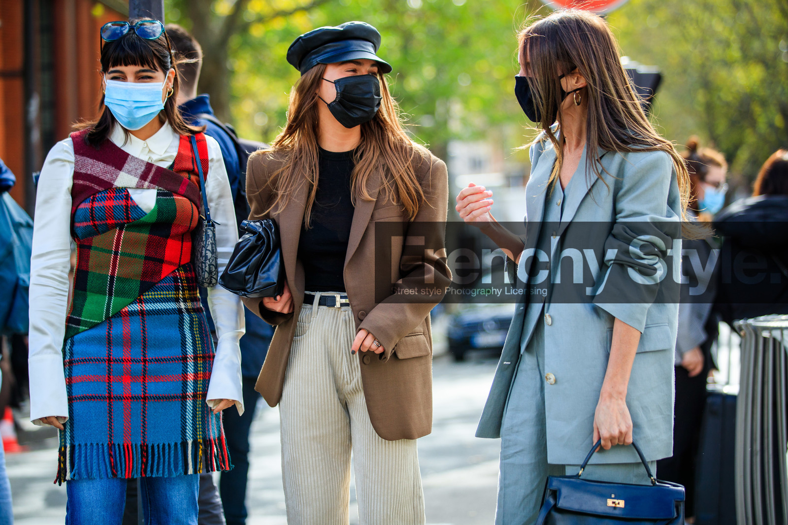 maria bernad, sophia roe, chloe loulou de saison, plaid pullover, plaid jacket, plaid top, checked jacket, checked pullover, checked top, sleeveless jacket, sleeveless pullover, sleeveless top, fringe jacket, fringe pullover, fringe top, red pullover, red jacket, red top, blue top, blue jacket, blue pullover, multicolor jacket, multicolor pullover, multicolor top, white shirt, asymetrical jacket, asymetrical pullover, asymmetrical top, layered pullover, layered top, layered jacket, brown jacket, black cap, leather cap, oversize jacket, light beige pants, velvet pants, corduroy pants, hermes belt, black leather clutch, light grey jacket, light grey pants, light grey suits, linen jacket, linen pants, linen suits, covid face mask, PARIS, PFW, fashion week, frenchystyle, FW, jonathan paciullo, street style, SPRING SUMMER 2021, SS 21, horizontal, atmosphere details, detail