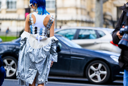 atmosphere details, AUTUMN WINTER 2017-2018, AW 17-18, back detail, blue hair, detail, dyed hair, earrings, FALL WINTER 2017-2018, fashion week, frenchystyle, fun sunglasses, FW, FW 17-18, graphic dress, horizontal, jonathan paciullo, laser cut, marc jacobs, metallic dress, paco rabanne, PARIS, PFW, raincoat, shiny coat, silver dress, silver jacket, sita abellan, street style, sunglasses