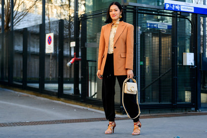 beige shirt, black pants, blazer, brown shoes, chloé, high heels, leather bag, leather shoes, pink jacket, sweatpants, Tiffany Hsu, trousers, white bag, PARIS, PFW, street style, jonathan paciullo, FW, frenchystyle, fashion week, AUTUMN WINTER 2019-2020, AW 19-20, FALL WINTER 2019-2020, FW 19-20, horizontal, atmosphere details, full length