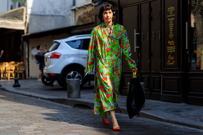atmosphere details, black bag, fashion week, floral, flower, frenchystyle, full length, FW, green dress, horizontal, jonathan paciullo, leather bag, leather shoes, MENSWEAR, orange shoes, PARIS, PFW, printed dress, SPRING SUMMER 2018, SS 18, street style, vêtements