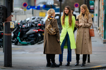 neon green jacket, long jacket, zipped jacket, denim, blue jeans, back details, fendi bag, fur bag, zebra printed bag, striped bag, animal printed bag, camel coat, beige coat, checked coat, beige trench coat, camel leather bag, bucket bag, shoulder bag, gucci bag, fashion week, frenchystyle, FW, jonathan paciullo, street style, PFW, PARIS, horizontal, atmosphere details, full length