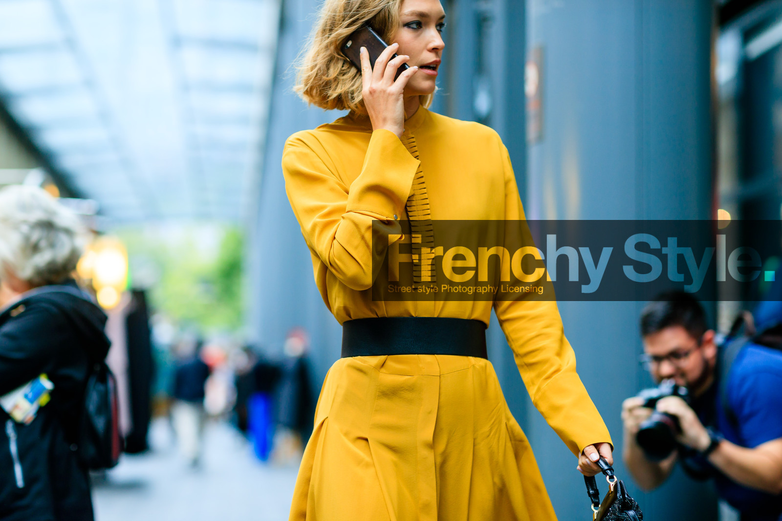 arizona muse, atmosphere details, black belt, detail, fashion week, frenchystyle, FW, horizontal, iphone, jonathan paciullo, leather belt, LFW, LONDON, SPRING SUMMER 2017, SS 17, street style, woman, yellow dress