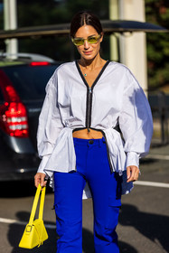 bag, color, electric blue pants, Gala Gonzalez, pants, shirt, sunglasses, transparent sunglasses, white shirt, yellow bag, yellow sunglasses, zipped shirt, street style, jonathan paciullo, FW, frenchystyle, fashion week, PFW, PARIS, SPRING SUMMER 2022, SS 22, vertical, atmosphere details