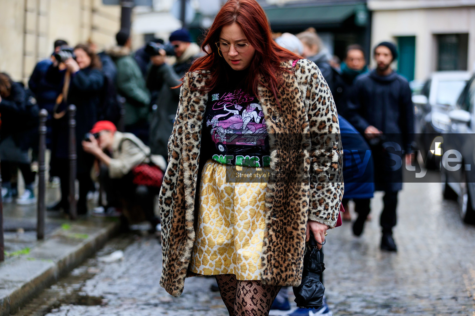 leopard printed coat, leopard printed skirt, leopard printed tights, fur coat, golden skirt, brocart skirt, mini skirt, black tights, fishnet tights, black t-shirt, purple t-shirt, printed t-shirt, fashion week, frenchystyle, FW, jonathan paciullo, street style, PFW, PARIS, AUTUMN WINTER 2020-2021, FALL WINTER 2020-2021, FW 20-21, horizontal, detail, atmosphere details