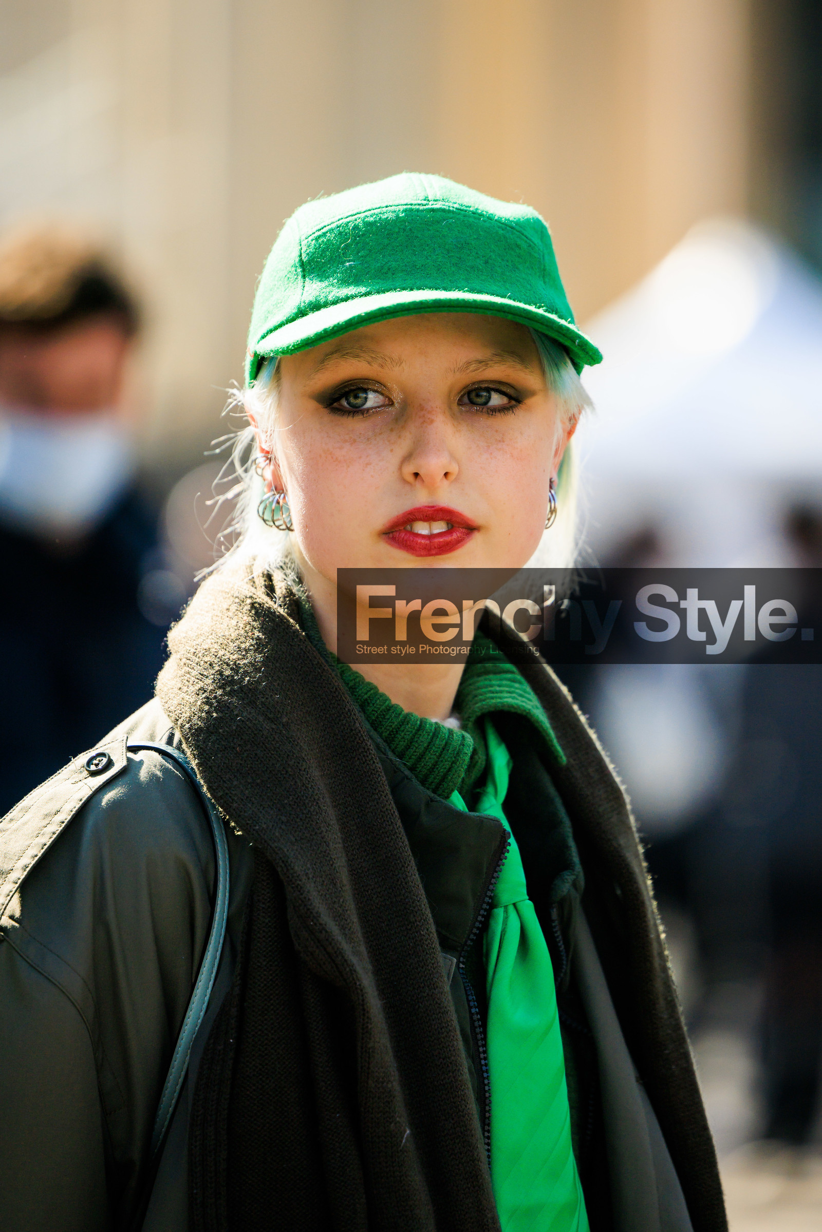 green cap, red lips, make up, smoky eyes, green tie, FW 22-23, FALL WINTER 2022_2023, AUTUMN WINTER 2022-2023, fashion week, frenchystyle, FW, jonathan paciullo, street style, PFW, PARIS, vertical, detail