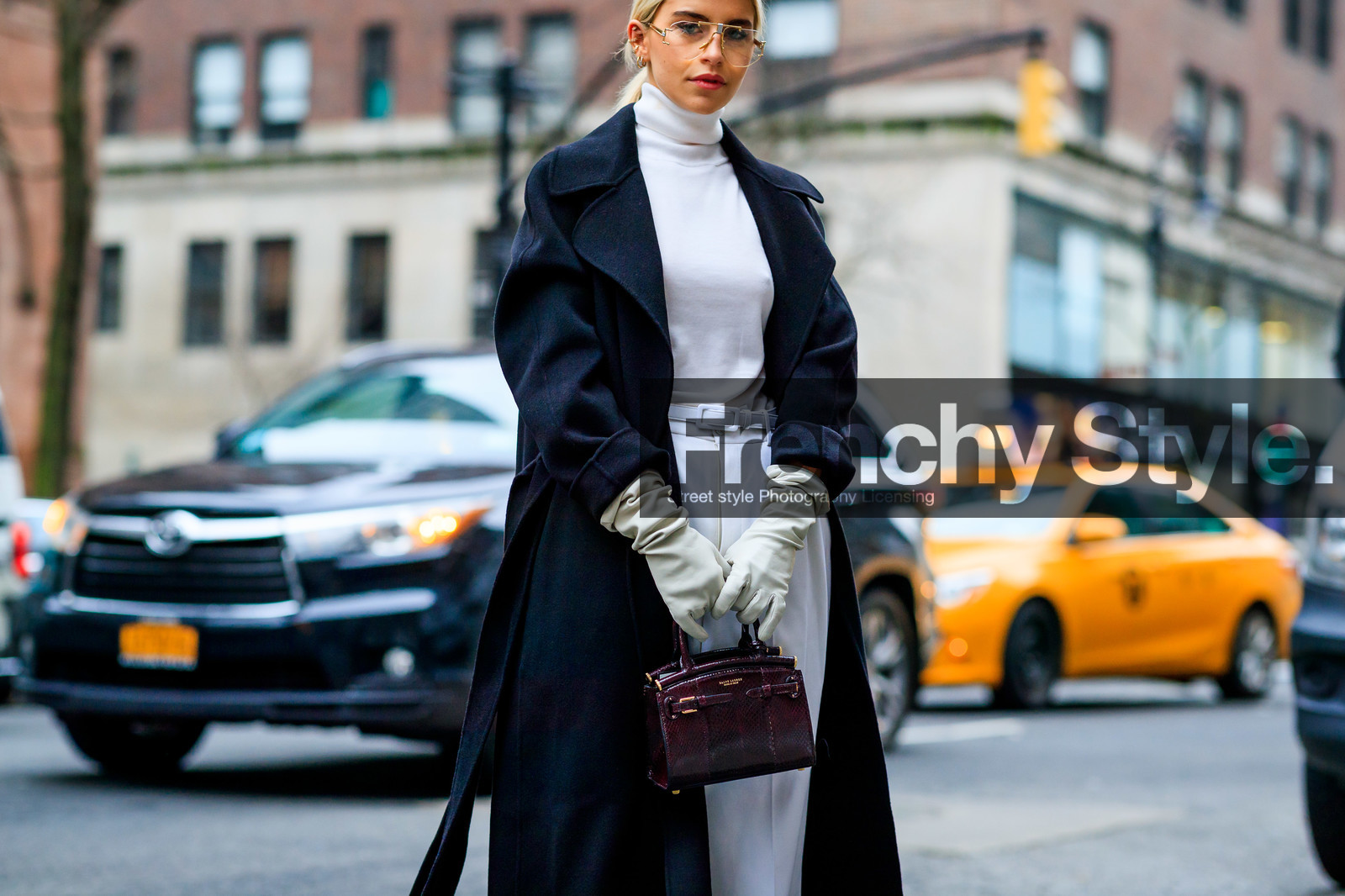 black coat, bordeaux, brown bag, burgundy, caro daur, leather bag, leather gloves, ralph lauren, sunglasses, trousers, turtleneck sweater, white gloves, white pants, white sweater, frenchystyle, jonathan paciullo, street style, NYFW, NEW YORK, AUTUMN WINTER 2019-2020, AW 19-20, FALL WINTER 2019-2020, FW 19-20, fashion week, FW, atmosphere details, horizontal, detail