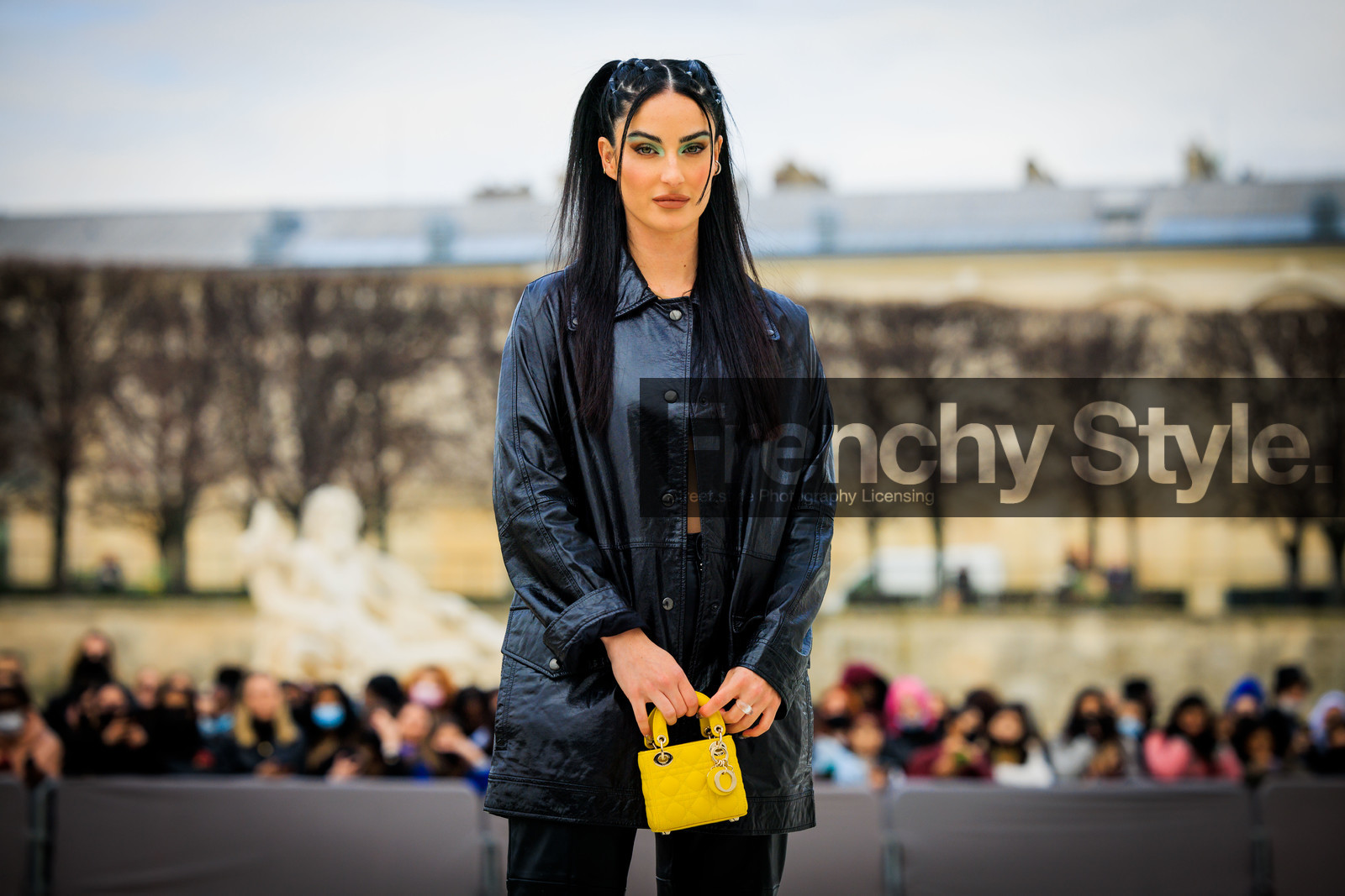 mini dior bag, mini lady dior, dior, black jacket, leather jacket, 90s hair, flared pants, leather pants, green eyeshadow, fiona zanetti, fashion week, frenchystyle, FW, jonathan paciullo, street style, AUTUMN WINTER 2022-2023, FALL WINTER 2022_2023, FW 22-23, PFW, PARIS, horizontal, atmosphere details, detail