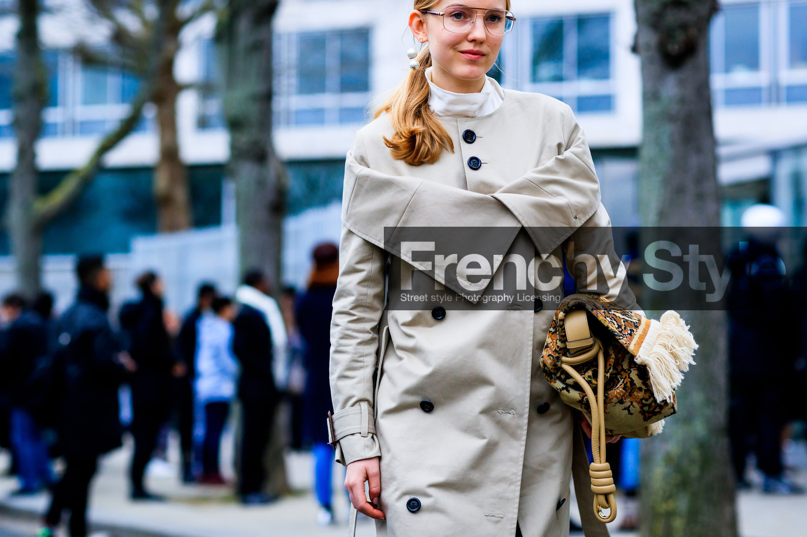 alexandra carl, atmosphere details, AUTUMN WINTER 2017-2018, AW 17-18, beige bag, beige coat, brocard, detail, embroidered bag, FALL WINTER 2017-2018, fashion week, frenchystyle, FW, FW 17-18, horizontal, jonathan paciullo, leather bag, loewe, PARIS, PFW, printed bag, street style, trench coat
