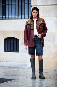 brown shirt, oversize shirt, cowboy look, cowboy shirt, white t-shirt, denim, denim bermuda shorts, used bermuda shorts, high boots, flat boots, kaki leather boots, rain boots, fashion week, frenchystyle, FW, jonathan paciullo, street style, PFW, PARIS, SPRING SUMMER 2021, SS 21, vertical, full length