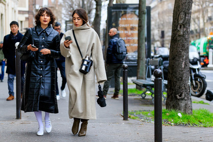lauren caruso, light beige dress, high collar dress, crossbody bag, black leather bag, metalic bag, bottega veneta bag, long dress, long sleeves dress, kaki leather boots, alyssa coscarelli, black leather coat, black leather bag, quilted coat, white tights, white polish shoes, mary jane shoes, carel shoes, multi straps shoes, kitten heels shoes, fashion week, frenchystyle, FW, jonathan paciullo, street style, PFW, PARIS, horizontal, atmosphere details, full length