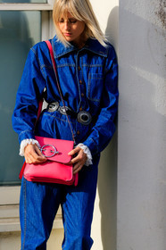 black belt, blue denim, denim jumpsuit, denim pants, jeans, jw anderson, leather bag, leather belt, linda tol, pink bag, trousers, fashion week, frenchystyle, FW, jonathan paciullo, street style, LFW, LONDON, SPRING SUMMER 2019, SS 19, vertical, detail, atmosphere details