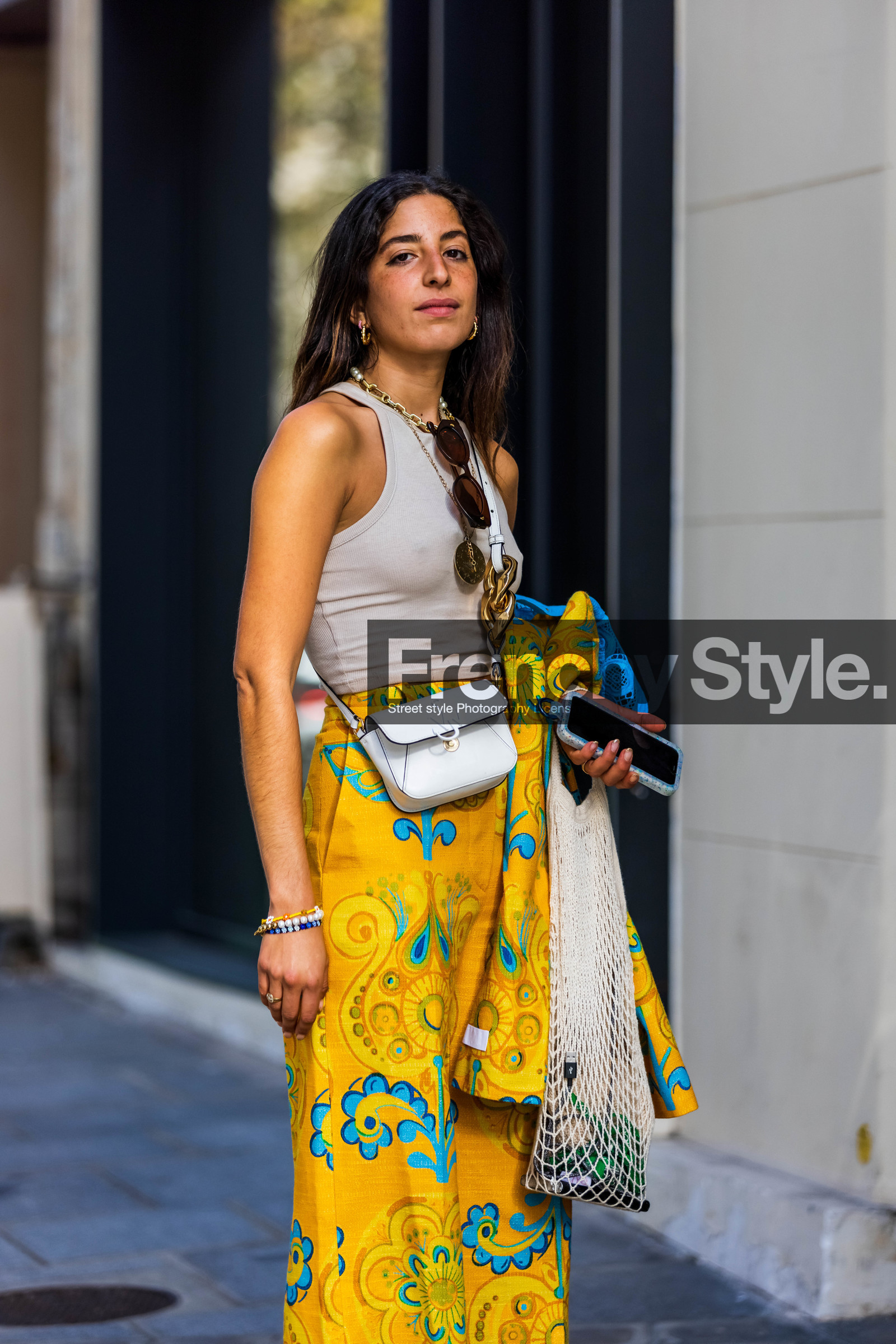 beige mules, beige sandals, beige tank top, color, crossbody bag, fishnet bag, flare pants, floral pants, floral print, flower print, jw anderson bag, mules, pants, print, printed pants, Selma Kaci, tank top, white bag, yellow pants, street style, jonathan paciullo, FW, frenchystyle, fashion week, PFW, PARIS, SPRING SUMMER 2022, SS 22, vertical, atmosphere details