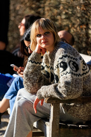 eyeliner, grey pants, grey sweater, sweatpants, trousers, model, PARIS, PFW, street style, jonathan paciullo, FW, frenchystyle, fashion week, AUTUMN WINTER 2019-2020, AW 19-20, FALL WINTER 2019-2020, FW 19-20, vertical, atmosphere details, detail