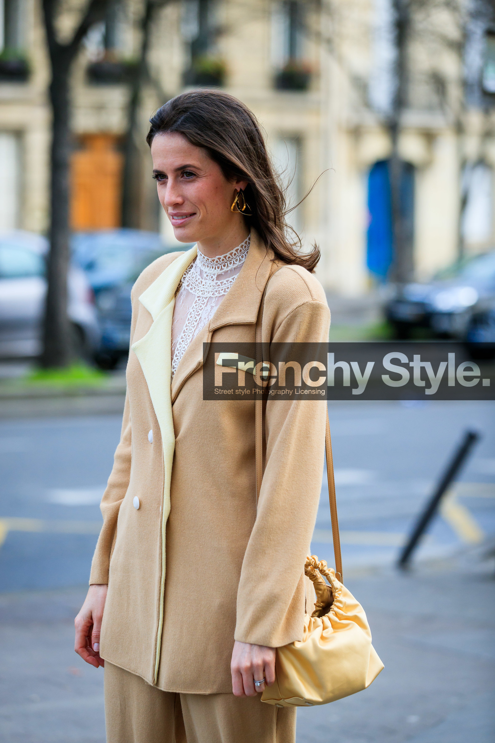 astrid boutrot, light beige jacket, light beige pants, knit jacket, knit pants, knitwear, white blouse, lace blouse, high collar blouse, yellow bag, satin bag, shoulder bag, golden earrings, fashion week, frenchystyle, FW, jonathan paciullo, street style, PFW, PARIS, AUTUMN WINTER 2020-2021, FALL WINTER 2020-2021, FW 20-21, vertical, atmosphere details, detail