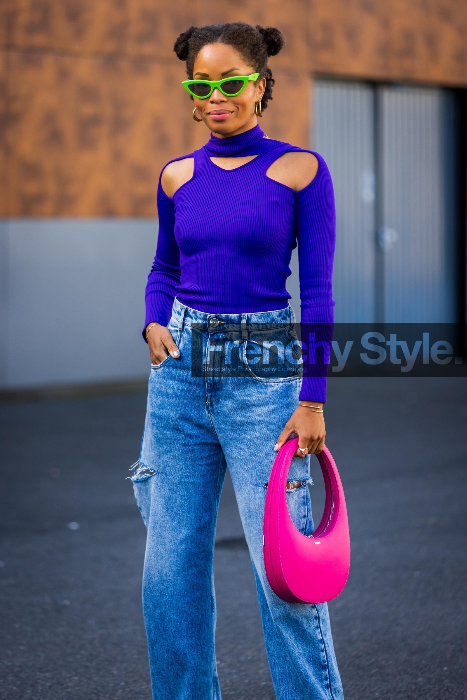 bag, blue denim, blue electric top, color, coperni bag, cut out top, denim, Ellie Delphine, fluo green sunglasses, fluo pink bag, jean, large denim, large jean, pink bag, sunglasses, top, street style, jonathan paciullo, FW, frenchystyle, fashion week, PFW, PARIS, SPRING SUMMER 2022, SS 22, vertical, atmosphere details