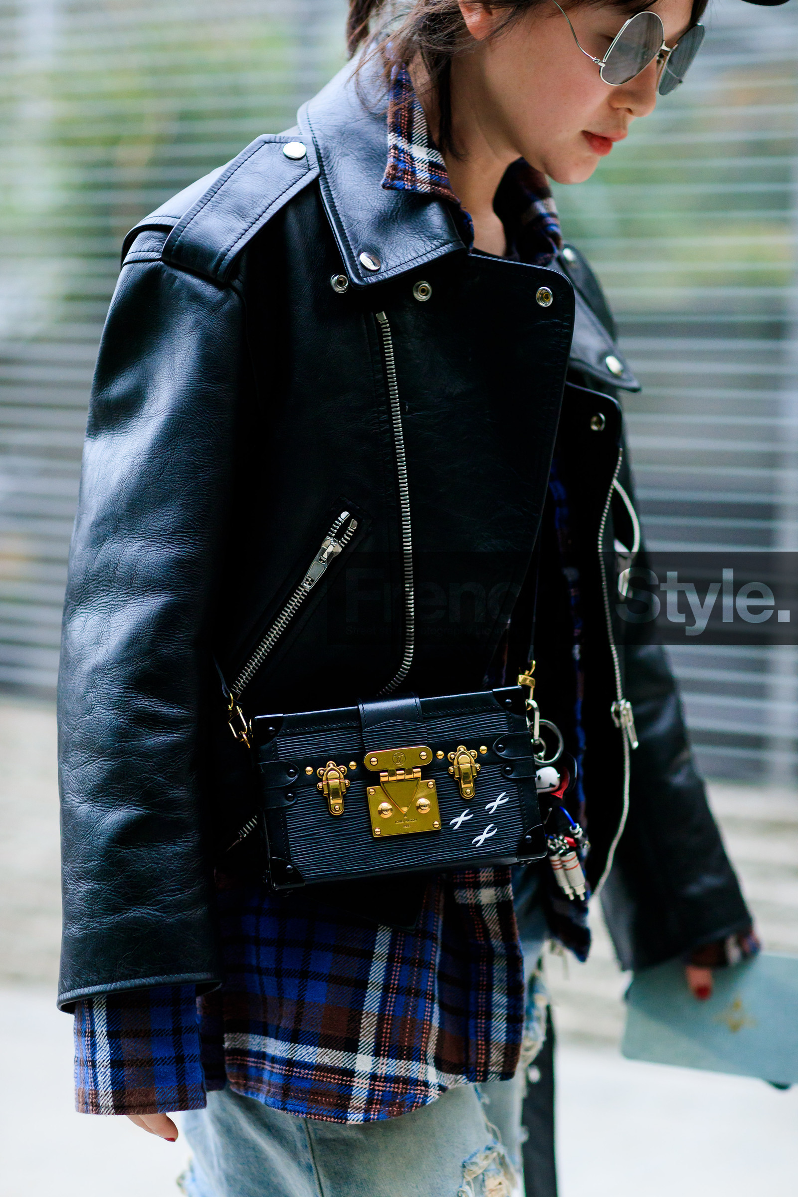 atmosphere details, AUTUMN WINTER 2017-2018, AW 17-18, black bag, black jacket, black perfecto, detail, FALL WINTER 2017-2018, fashion week, frenchystyle, FW, FW 17-18, jonathan paciullo, leather bag, leather jacket, leather perfecto, louis vuitton, PARIS, PFW, street style, sunglasses, trousers, vertical