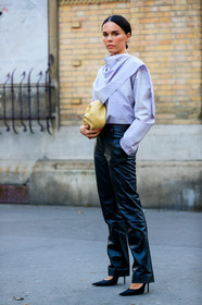 beige bag, black shoes, evangelie smyrniotaki, grey shirt, high heels, leather bag, leather pants, leather shoes, trousers, PARIS, PFW, street style, jonathan paciullo, FW, frenchystyle, fashion week, AUTUMN WINTER 2019-2020, AW 19-20, FALL WINTER 2019-2020, FW 19-20, vertical, full length