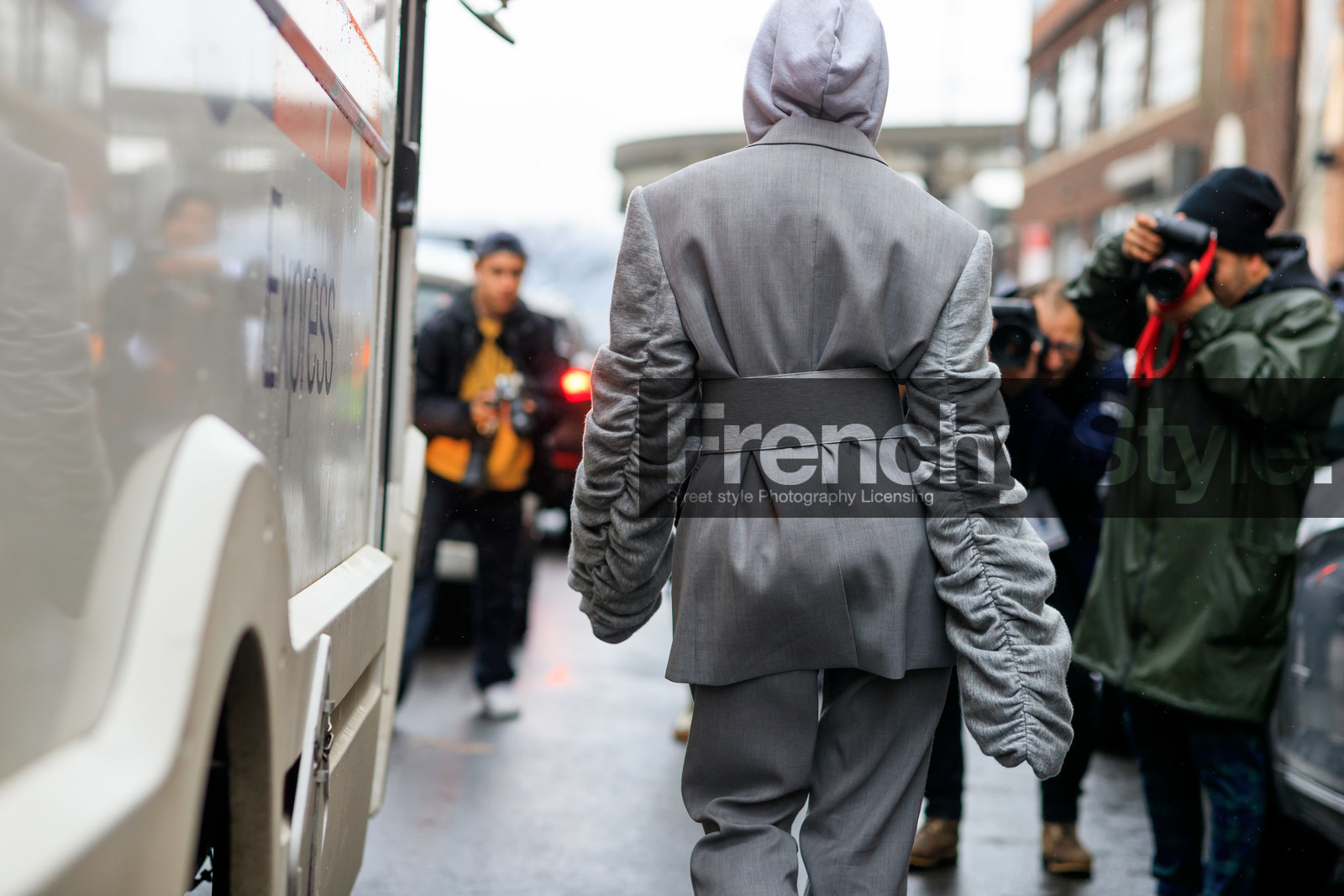 alexandra guerain, light grey jacket, light grey hoodie, light grey pants, light grey suits, light grey belt, belted jacket, fashion week, frenchystyle, FW, jonathan paciullo, street style, NYFW, NEW YORK, AUTUMN WINTER 2020-2021, FALL WINTER 2020-2021, FW 20-21, horizontal, atmosphere details, detail