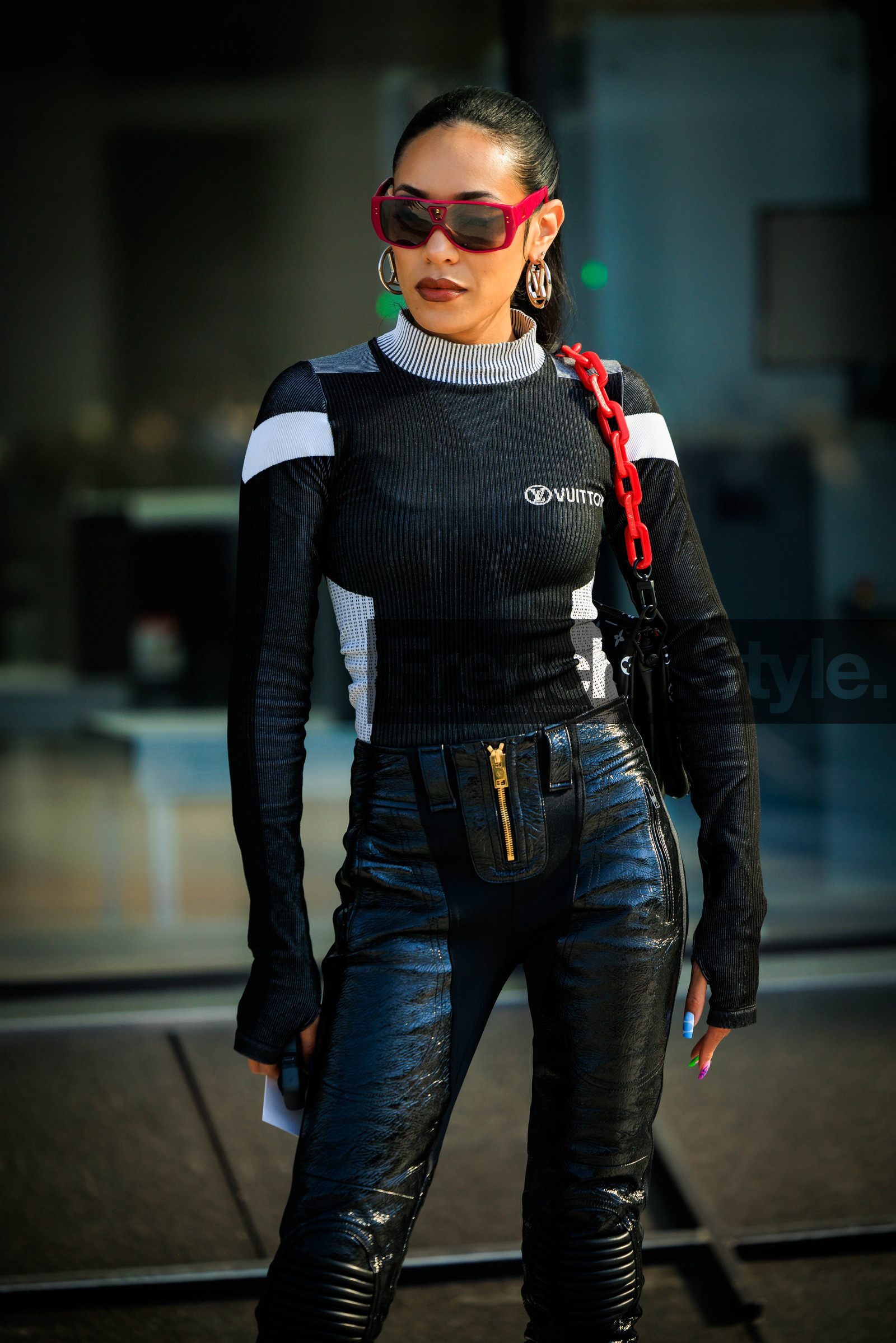 red sunglasses, louis vuitton, louis vuitton bag, chained bag, black handbag, red chain bag, black top, knitted top, knitwear, leather pants, tight pants, black pants, golden loops, louis vuitton earrings, aleali may, street style, jonathan paciullo, FW, frenchystyle, fashion week, AUTUMN WINTER 2022-2023, FALL WINTER 2022_2023, FW 22-23, PFW, PARIS, vertical, detail