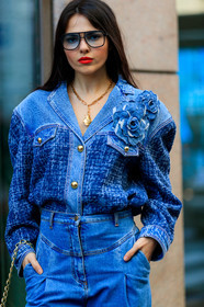 doina ciobanu, blue jeans, denim, denim jacket, denim total look, tweed jacket, floral embroidered jacket, high waist jeans, blue jacket, blue sunglasses, aviator sunglasses, red lipstick, golden necklace, big chain necklace, charms necklace, mom jeans, fashion week, frenchystyle, FW, jonathan paciullo, street style, MFW, MILAN, AUTUMN WINTER 2020-2021, FALL WINTER 2020-2021, FW 20-21, vertical, atmosphere details, detail