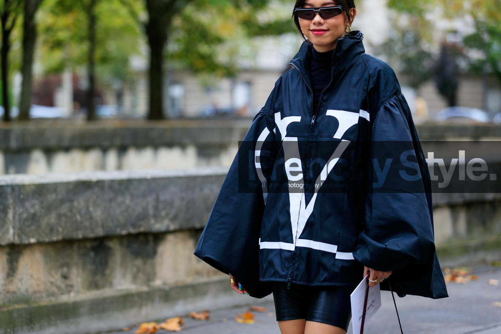 valentino coat, black coat, black parka, black top, black total look, black leather shorts, tight shorts, black sunglasses, futurist shape sunglasses, balenciaga sunglasses, turtleneck top, PARIS, PFW, SPRING SUMMER 2020, SS 20, fashion week, frenchystyle, FW, jonathan paciullo, street style, horizontal, atmosphere details, detail