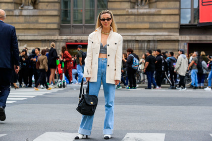 amanda alagem, chanel bag, chanel jacket, chanel shoes, tweed jacket, white jacket, grey top, cropped top, futurist shape sunglasses, black leather bag, black headband, light blue jeans, flare jeans, white leather boots, bicolor boots, backpack, PARIS, PFW, SPRING SUMMER 2020, SS 20, fashion week, frenchystyle, FW, jonathan paciullo, street style, horizontal, atmosphere details, full length