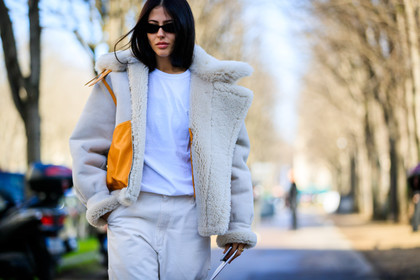 atmosphere details, AUTUMN WINTER 2017-2018, AW 17-18, beige fur, beige jacket, beige pants, detail, FALL WINTER 2017-2018, fashion week, frenchystyle, FW, FW 17-18, gilda ambrosio, horizontal, jonathan paciullo, leather bag, PARIS, PFW, shearling, street style, sunglasses, trousers, white t shirt, wide pants