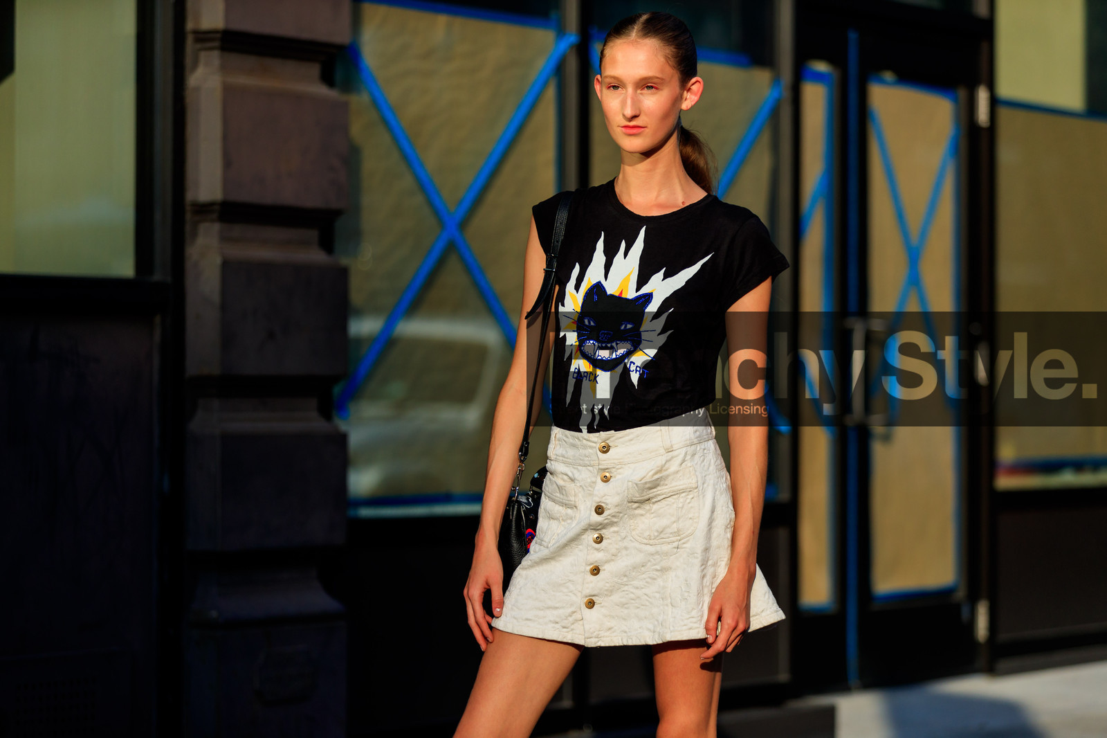 black t shirt, leather bag, model, printed t shirt, white skirt, fashion week, frenchystyle, FW, jonathan paciullo, street style, NYFW, NEW YORK, SPRING SUMMER 2019, SS 19, atmosphere details, horizontal, detail