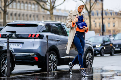 atmosphere details, AUTUMN WINTER 2017-2018, AW 17-18, beige coat, black boots, blue clutch, blue pants, FALL WINTER 2017-2018, fashion week, frenchystyle, full length, FW, FW 17-18, heron preston, hoodie, horizontal, jonathan paciullo, leather bag, leather shoes, orange sweater, PARIS, PFW, street style, studs, trench coat, trousers