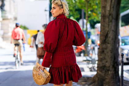 atmosphere details, caro daur, detail, earrings, fashion week, frenchystyle, FW, graphic bag, horizontal, jonathan paciullo, MENSWEAR, PARIS, PFW, red dress, ruffles, SPRING SUMMER 2018, SS 18, straw bag, street style, sunglasses
