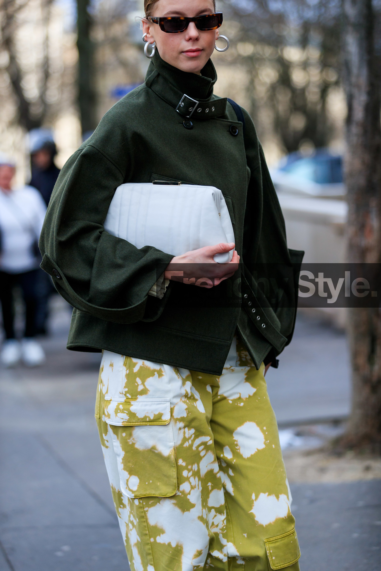 kaki jacket, high collar jacket, white leather clutch, small sunglasses, scale sunglasses, silvered earrings, hoop earrings, light green pants, white pants, bicolor pants, tie and dye pants, fashion week, frenchystyle, FW, jonathan paciullo, street style, PFW, PARIS, AUTUMN WINTER 2020-2021, FALL WINTER 2020-2021, FW 20-21, vertical, atmosphere details, detail