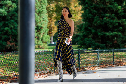 eva chen, long dress, navy blue dress, yellow dress, checked dress, plaid dress, asymetrical dress, strapless dress, high boots, animal skin boots, drape dress, long sleeves dress, PARIS, PFW, SPRING SUMMER 2020, SS 20, fashion week, frenchystyle, FW, jonathan paciullo, street style, horizontal, atmosphere details, full length