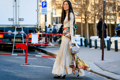 beige dress, belt, chloé, grey bag, justine lee, leather bag, leather shoes, sunglasses, PARIS, PFW, street style, jonathan paciullo, FW, frenchystyle, fashion week, AUTUMN WINTER 2019-2020, AW 19-20, FALL WINTER 2019-2020, FW 19-20, horizontal, atmosphere details, full length