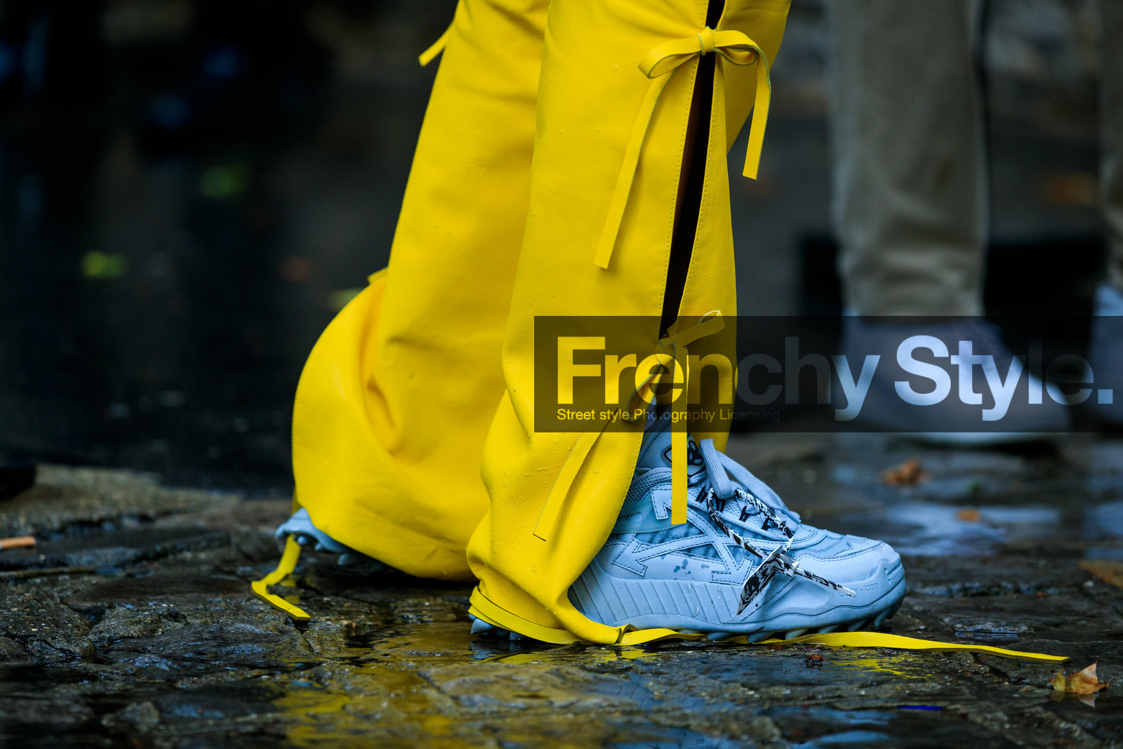 yellow pants, knot details, knoted pants, leather pants, off white pants, off white shoes, off white sneakers, grey shoes, grey sneakers, off white total look, yellow leather pants, alizee gamberini, fashion week, frenchystyle, FW, jonathan paciullo, street style, PFW, PARIS, AUTUMN WINTER 2021-2022, FALL WINTER 2021-2022, FW 21-22, atmosphere details, horizontal, detail