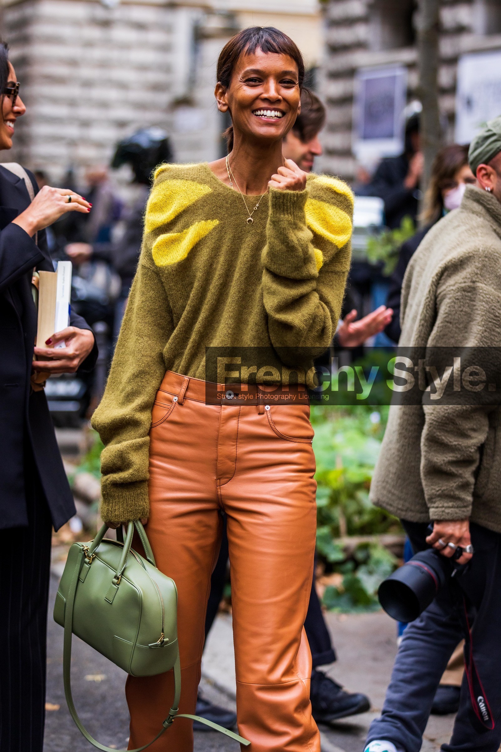 bag, camel pants, fluffly jumper, green bag, green jumper, green knitwear, jumper, khaki jumper, khaki knitwear, knitwear, leather pants, Liya Kebede, loewe bag, pants, street style, jonathan paciullo, FW, frenchystyle, fashion week, PFW, PARIS, SPRING SUMMER 2022, SS 22, vertical, atmosphere details, model