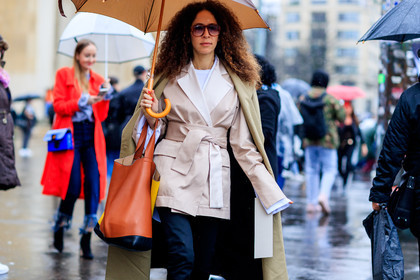 atmosphere details, AUTUMN WINTER 2017-2018, AW 17-18, beige coat, beige jacket, black pants, camel bag, detail, FALL WINTER 2017-2018, fashion week, frenchystyle, FW, FW 17-18, horizontal, jonathan paciullo, leather bag, over the shoulder, PARIS, PFW, street style, sunglasses, tote bag, trousers, umbrella