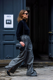 bag, belt, black belt, black sunglasses, chanel bag, flare pants, grey pants, pants, quilted bag, Sophia Roe, sunglasses, street style, jonathan paciullo, FW, frenchystyle, fashion week, PFW, PARIS, SPRING SUMMER 2022, SS 22, vertical, full length