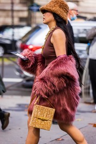 bag, bob, brown bag, brown bob, burgundy coat, burgundy top, chain gold, fluffly bob, fluffly hat, fur, fur coat, gold necklace, hat, necklace, tank top, fashion week, frenchystyle, FW, jonathan paciullo, street style, PFW, PARIS, SPRING SUMMER 2022, SS 22, vertical, atmosphere details