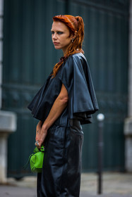 bag, black pants, black top, Courtney Trop, fluo green bag, leather pants, leather top, loewe bag, pants, top, street style, jonathan paciullo, FW, frenchystyle, fashion week, PFW, PARIS, SPRING SUMMER 2022, SS 22, vertical, atmosphere details