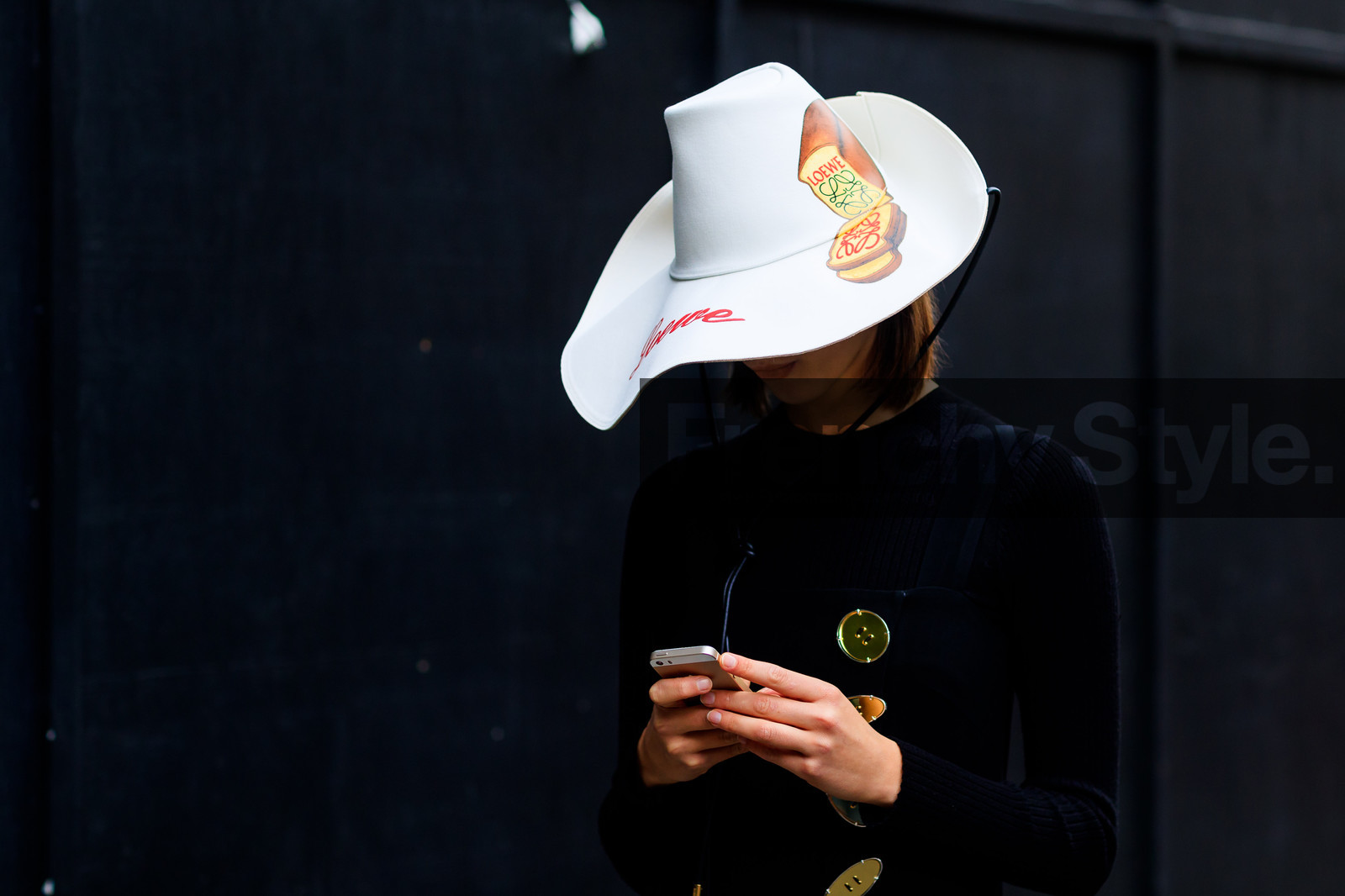 atmosphere details, black dress, black sweater, detail, fashion week, frenchystyle, FW, golden details, horizontal, jonathan paciullo, LFW, loewe, LONDON, printed hat, SPRING SUMMER 2018, SS 18, street style, white hat