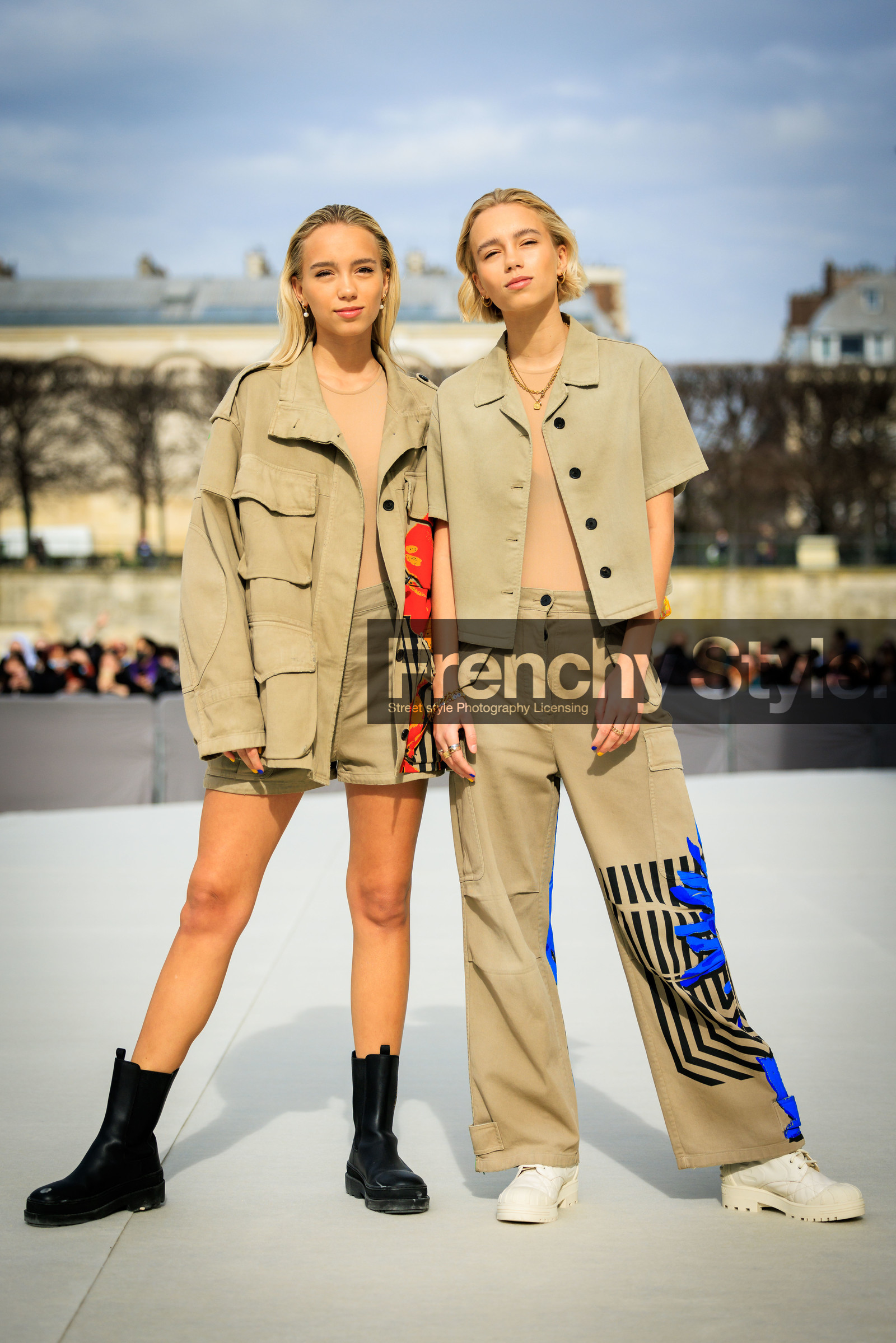 beige full look, dior look, beige pocket jacket, beige short, cargo pants, printed pants, beige pants, short hair, blond hair, cropped shirt, buttoned shirt, beige shirt, white sneakers, black boots, red print jacket, Lena Mantler & Lisa Mantle, fashion week, frenchystyle, FW, jonathan paciullo, street style, AUTUMN WINTER 2022-2023, FALL WINTER 2022_2023, FW 22-23, PFW, PARIS, vertical, full length