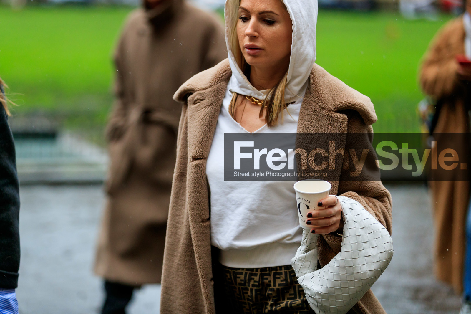 emilie higle, higlr, white hoodie, openwork hoodie, beige coat, fur coat, white leather bag, plaited leather bag, plaited bag, bottega veneta bag, fendi pants, monogrammed pants, fashion week, frenchystyle, FW, jonathan paciullo, street style, LFW, LONDON, AUTUMN WINTER 2020-2021, FALL WINTER 2020-2021, FW 20-21, horizontal, atmosphere details, detail