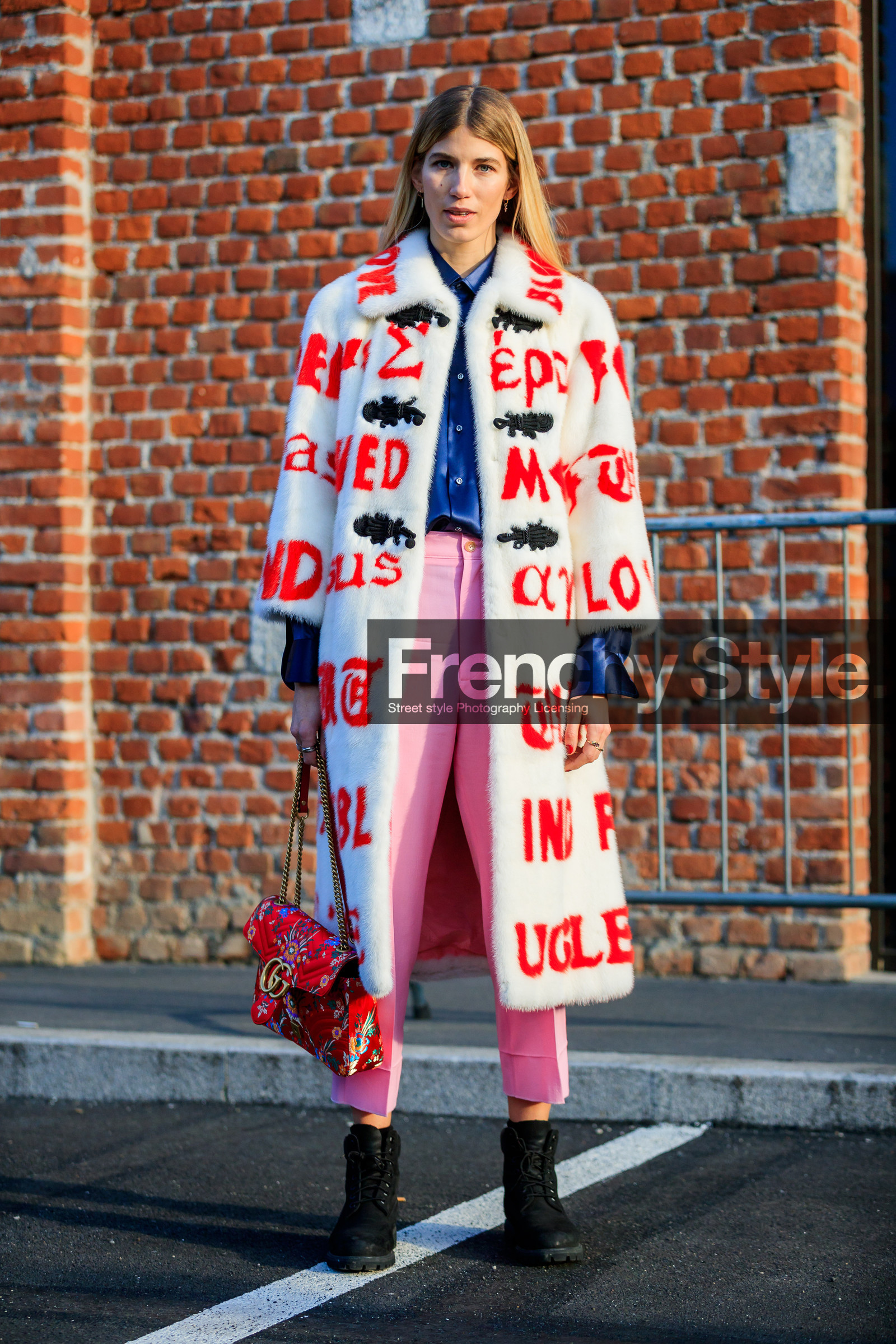 AUTUMN WINTER 2017-2018, AW 17-18, black shoes, blue shirt, FALL WINTER 2017-2018, fashion week, floral, flower, frenchystyle, full length, Fur coat, FW, FW 17-18, gucci, jonathan paciullo, leather bag, leather shoes, MFW, MILAN, pink pants, printed bag, printed coat, red bag, street style, trousers, veronika heilbrunner, vertical, white coat, white fur