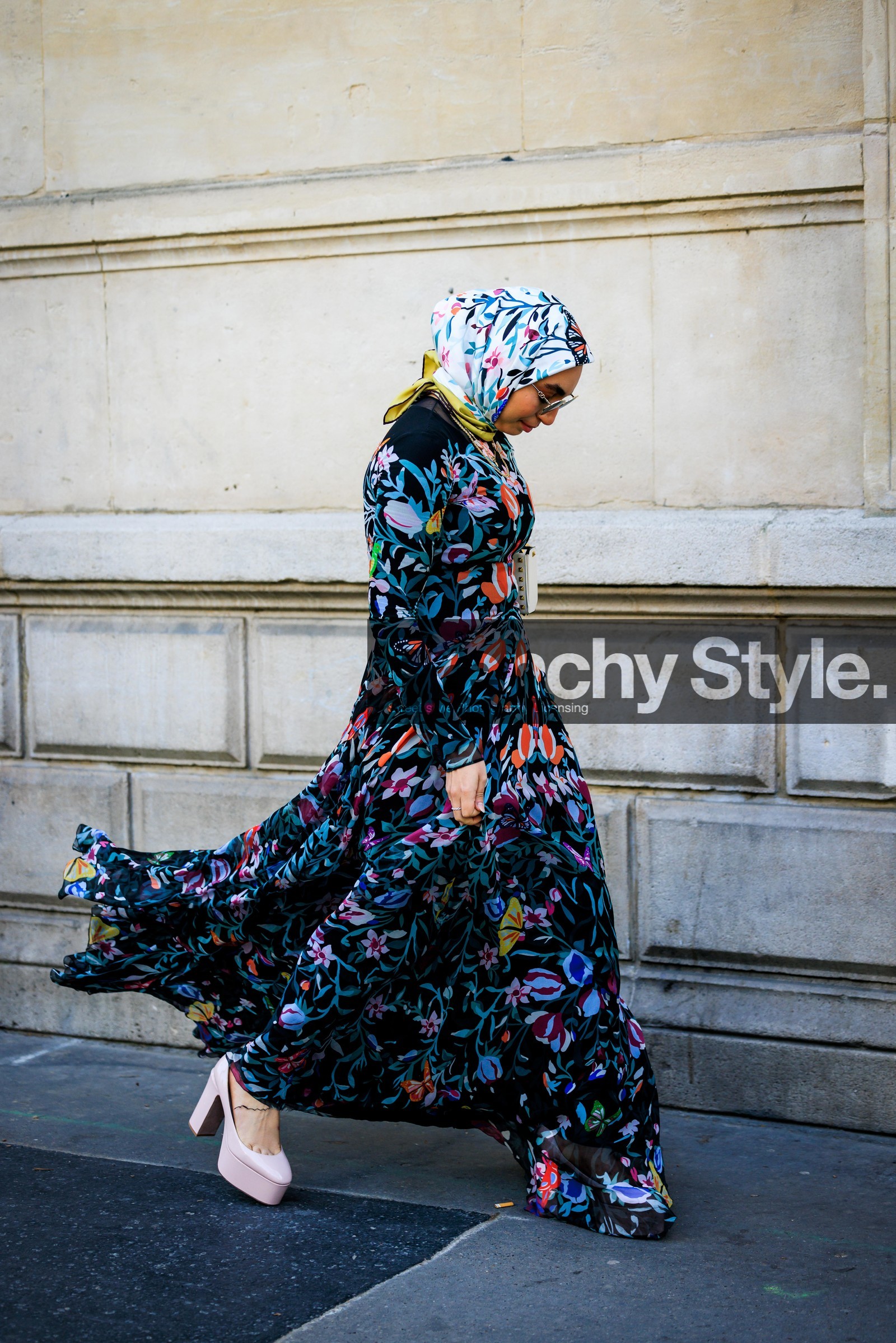 floral look, multicolor look, blue dress, floral dress, pastel pink heels, white scarf, floral scarf, street style, jonathan paciullo, FW, frenchystyle, fashion week, AUTUMN WINTER 2022-2023, FALL WINTER 2022_2023, FW 22-23, PARIS, PFW, full length, vertical