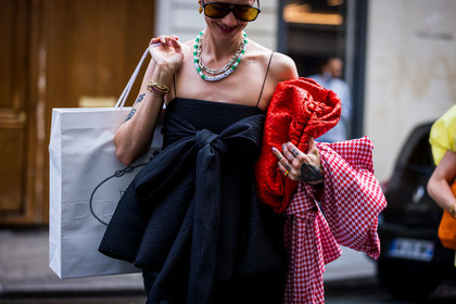 bag, black top, bottega veneta bag, bow, leather bag, necklace, peplum top, red bag, rings, ruffles, sunglasses, tattoo, top, street style, jonathan paciullo, FW, frenchystyle, fashion week, PFW, PARIS, SPRING SUMMER 2022, SS 22, horizontal, atmosphere details