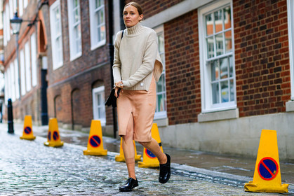 atmosphere details, beige skirt, beige sweater, black bag, black shoes, fashion week, frenchystyle, full length, FW, horizontal, jonathan paciullo, leather bag, leather shoes, LFW, LONDON, SPRING SUMMER 2018, SS 18, street style
