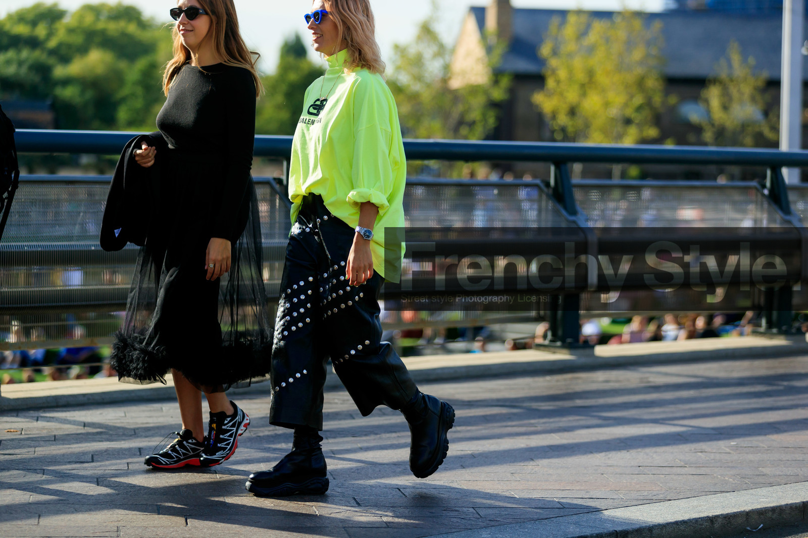 black total look, butterfly sunglasses, black sunglasses, black pull, black skirt, mid long skirt, ruffle skirt, tulle skirt, sheer skirt, salomon sneakers, black sneackers, silvered sneakers, blue sunglasses, dyed hair, pink hair, neon yellow t-shirt, balenciaga t-shirt, oversize t-shirt, black leather pants, studs pants, rolex watch, silvered watch, cropped pants, black leather boots, big sole boots, long sleeves t-shirt, turtleneck t-shirt, fashion week, frenchystyle, FW, jonathan paciullo, street style, atmosphere details, horizontal, detail