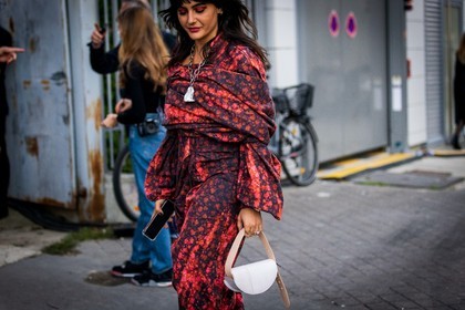 bag, dress, floral dress, floral print, flower, leather bag, Maria Bernad, necklace, print, printed dress, red dress, statement necklace, white bag, street style, jonathan paciullo, FW, frenchystyle, fashion week, PFW, PARIS, SPRING SUMMER 2022, SS 22, horizontal, atmosphere details