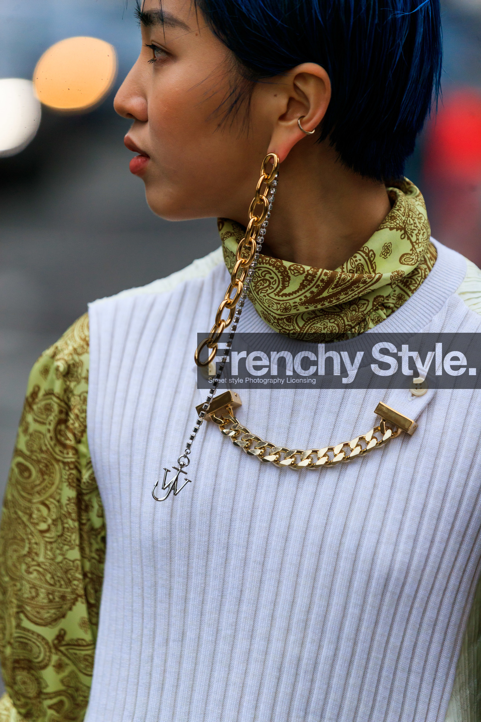 close up detail, golden earrings, silvered earrings, strassed earrings, big chain earrings, dangling earrings, big earrings, white pullover, sleeveless pullover, chain details, high collar blouse, light green blouse, cachemere printed blouse, fashion week, frenchystyle, FW, jonathan paciullo, street style, LFW, LONDON, AUTUMN WINTER 2020-2021, FALL WINTER 2020-2021, FW 20-21, vertical, atmosphere details, detail